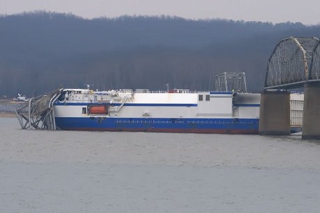 Jembatan di AS Terbelah Ditabrak Kapal Kargo Raksasa