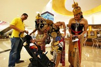 Gatotkaca (tengah), berinteraksi dengan pengunjung Mal Senayan City, Jakarta. Selain itu Gatotkaca juga mengajak pengunjung untuk membeli tiket pertunjukkan.