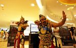 Gatotkaca Sapa Pengunjung Mal