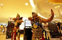Gatotkaca menari-nari untuk menarik perhatian pengunjung. Beberapa karakter dari pertunjukkan tersebut seperti Gatotkaca, Arimbi, dan Yudhistira akan ikut meramaikan booth di area Senayan City yang berfungsi sebagai ticket box.