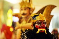 Tokoh Yudhistira berdiri di depan replika Gatotkaca, saat perkenalan Gatotkaca derita rakyat kepada pengunjung mall.