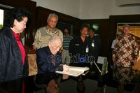 Lee didampingi oleh Komisaris Utama PT. Danareksa Sutan Remy Sjahdeini dan rekannya M. Rosihan Yacub.