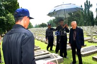 Lee Khoon Choy nampak mengunjungi beberapa makam, di antaranya di makam Letnan Jenderal (purn) Ali Moertopo, Wakil Presiden RI ke-3 Adam Malik dan juga isterinya, Maraden Panggabean, LB Moerdani dan Soemitro DS serta Usman dan Harun.