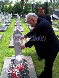 Lee Khoon Choy menaburkan bunga di atas makam Hj. Nelly Adam Malik.