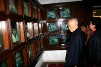Lee melihat-lihat beberapa foto-foto pahlawan yang terpampang di TMP Kalibata.