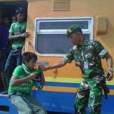 Ratusan Bonek Tak Bertiket Diturunkan Paksa dari Kereta Api