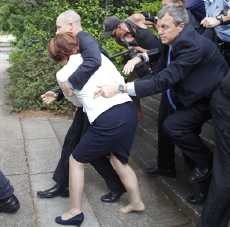 Oposisi Minta Polisi Selidiki Insiden Sepatu Copot PM Julia Gillard