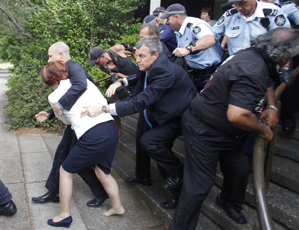 Oposisi Minta Polisi Selidiki Insiden Sepatu Copot PM Julia Gillard