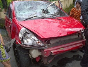 Ugal-ugalan Nyetir Mobil, ABG Tabrak Belasan Orang 