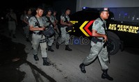 Anggota kedua ormas sempat saling lempar batu di lokasi kejadian. Namun petugas yang datang cepat berhasil melerai kedua ormas yang lama bersiteru itu.