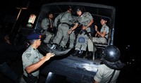 Pasukan Brimob diturunkan untuk mengantisipasi keamanan pasca bentrokan dua ormas FBR dan PP, di jalan Kapten Tendean, Jakarta Selatan, Sabtu (28/01) dinihari.