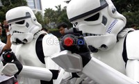Berbagai macam kostum tokoh Star Wars pun digunakan oleh mereka.