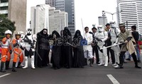 Mereka mengenakan kostum Star Wars lengkap dengan senjatanya.