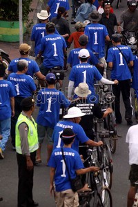 Anggota komunitas sepeda Yogyakarta pun turut berpartisipasi acara jalan santai Samsung Fun Run 2012.