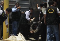 Api berasal dari lantai satu. Tak butuh waktu lama bagi si jago merah untuk melalap bangunan berlantai dua tersebut. REUTERS/Pilar Olivares.