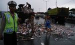 Disenggol Bus, Truk Sampah Terguling di Tol