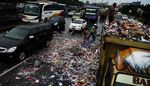 Disenggol Bus, Truk Sampah Terguling di Tol
