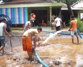 Warga Korban Banjir Bandang di Situbondo Bersih-bersih