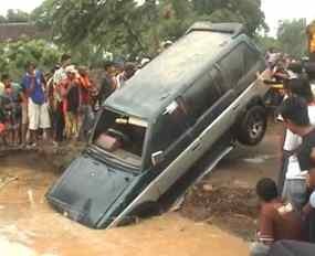 Belasan Rumah di Probolinggo Hanyut Diterjang Banjir Bandang