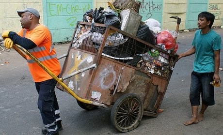 Bertelanjang Kaki, Imam Dipuji Tukang Sampah London Bertelanjang Kaki, Imam Dipuji Tukang Sampah London