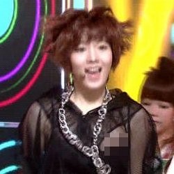 Payudara Hwayoung T-ara Ngintip Saat Manggung