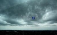 Awan gelap merata di kawasan Jakarta Selatan. Kondisi Jakarta yang  40 persen permukaan tanahnya di bawah permukaan laut sangat berpotensi banjir besar.