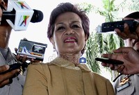 Miranda menjawab pertanyaan wartawan yang mengerubutinya. Ramses/detikcom.