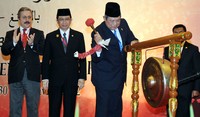 Pembukaan Konferensi ke-7 Tingkat Parlemen Organisasi Kerja Sama Islam (OKI) ditandai dengan pemukulan gong oleh Presiden SBY. Haryanto/Setpres.