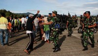Petugas pun terlihat cukup hati-hati dalam menangani amukan warga ini.