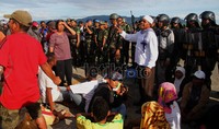 Untung aksi warga ini tidak bertepatan dengan penerbangan atau adanya pesawat yang tinggal landas.