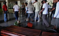 Massa juga sempat merusak kursi-kursi yang berada di terminal keberangkatan.