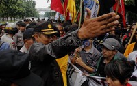 Polisi berupaya bernegosiasi dengan pengunjuk rasa agar membuka blokir jalan.