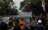 Selain memblokir jalan mereka juga sempat menaiki mobil yang melintas di depan Istana.
