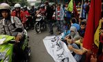Mahasiswa Blokade Jalan Depan Istana