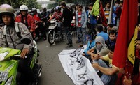 Aksi demo yang dilakukan di tengah jalan ini mengakibatkan kemacetan panjang dari siang hingga sore hari.