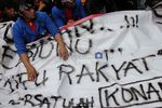 Mahasiswa Blokade Jalan Depan Istana