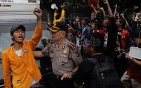 Polisi berupaya bernegosiasi dengan massa aksi agar melepaskan mobil tersebut.