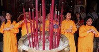 Sembahyangan di halaman klenteng.