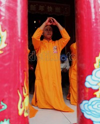 Seorang pemimpin umat bersimpuh saat melakukan upacara untuk menghormat para dewa dan arwah leluhur.