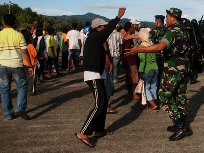 Warga Blokir Bandara Pattimura