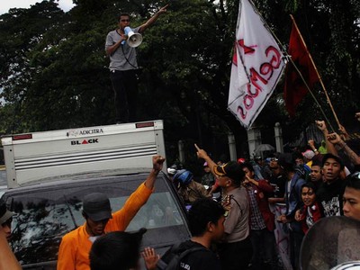 Mahasiswa Sandera Mobil Box