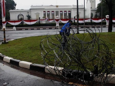 Mahasiswa Jebol Kawat Istana