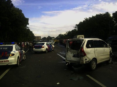 Kecelakaan Beruntun 18 Mobil di Tol Jagorawi