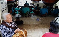 Saat gamelan ditabuh, banyak warga yang mendengarkannya di sekitar Bangsal Pagongan di kompleks masjid besar Kauman.