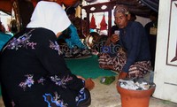 Banyak pula warga yang ngalap berkah dan percaya permohonannya akan dikabulkan saat mendengarkan gamelan kraton dibunyikan.