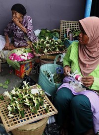 Pedagang daun sirih dan kinang selalu ada dan dijual dalam perayaan sekaten. Masyarakat yang memakan daun sirih dan kinang saat gamelan dibunyikan akan awet muda.