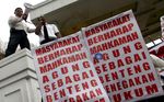Demo Dugaan Suap Pemilihan Ketua MA