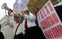 Kita mendengar satu suara harganya Rp 5 miliar, kata Vice President Kongres Advokat Indonesia (KAI), Zakarudin Chaniago di depan kantor MA, Jalan Medan Merdeka Utara, Jakarta, Senin, (30/1/2012).