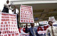 Sampai sekarang saya tidak tahu kebenarannya. Isu itu memang ada, kita waspadai akan adanya hal itu. Saya kira kalau itu terjadi bisa terjadi demoralisasi di MA, kata Ketua Muda Pidana Khusus MA Djoko Sarwoko beberapa waktu lalu.