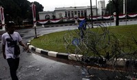 Mahasiswa berhasil menjebol kawat berduri.